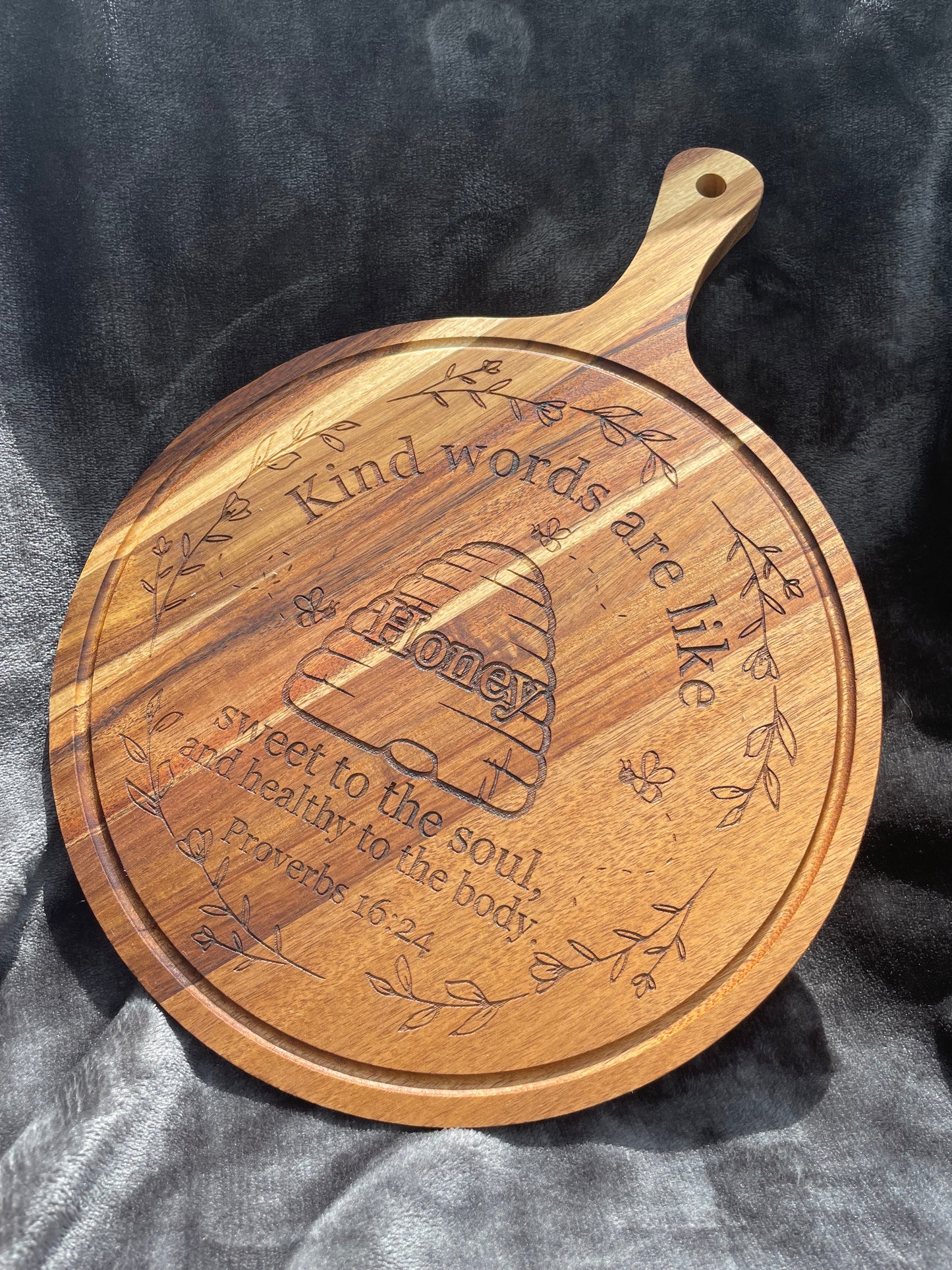 acacia wood cutting board
